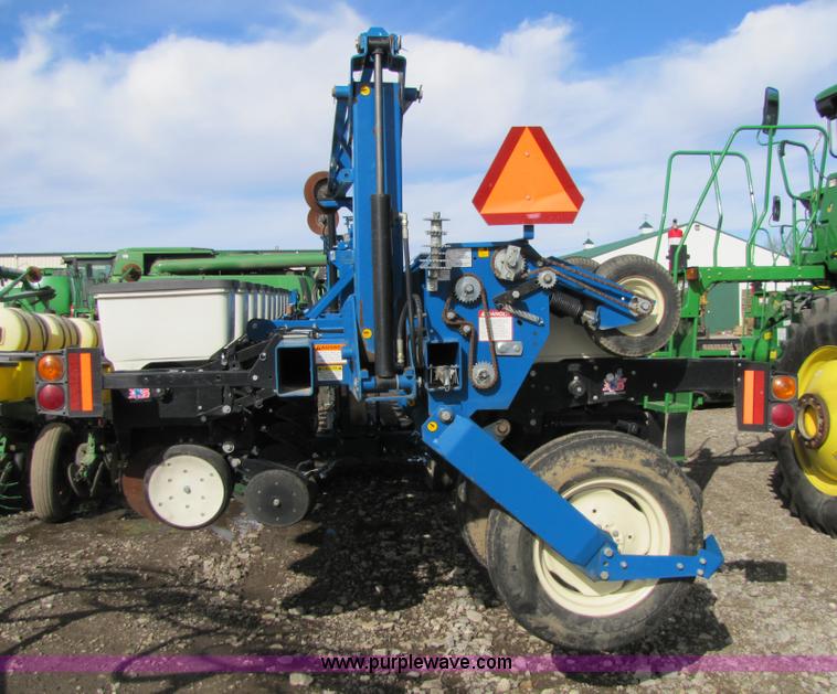 image for item 5194 2006 Kinze 3600 16/31 split row planter