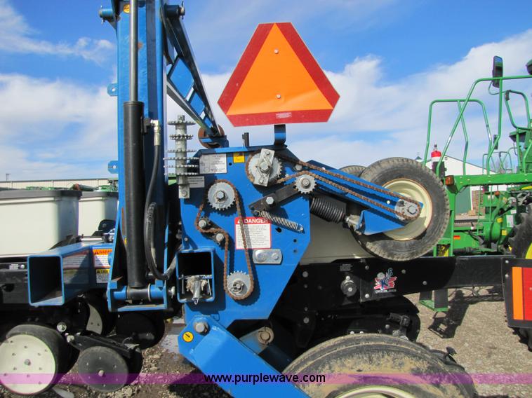 image for item 5194 2006 Kinze 3600 16/31 split row planter