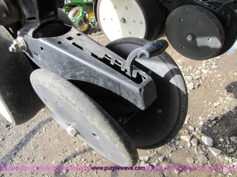 image for item 5194 2006 Kinze 3600 16/31 split row planter