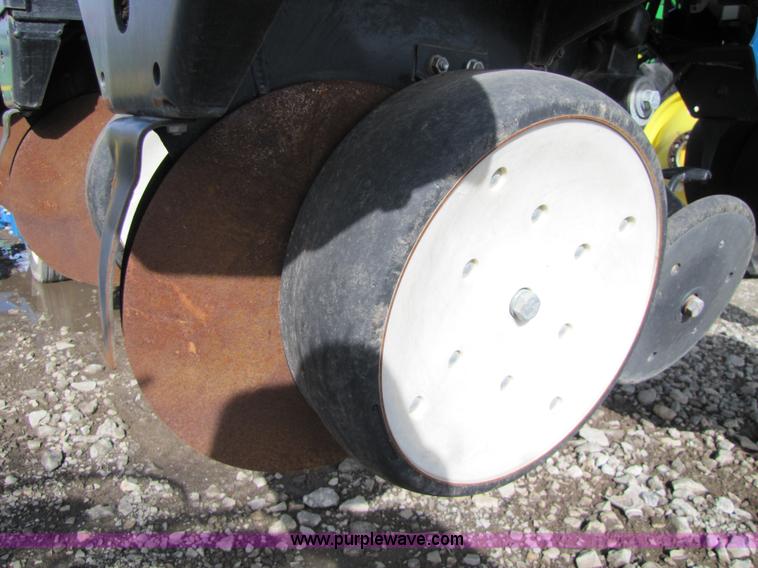 image for item 5194 2006 Kinze 3600 16/31 split row planter