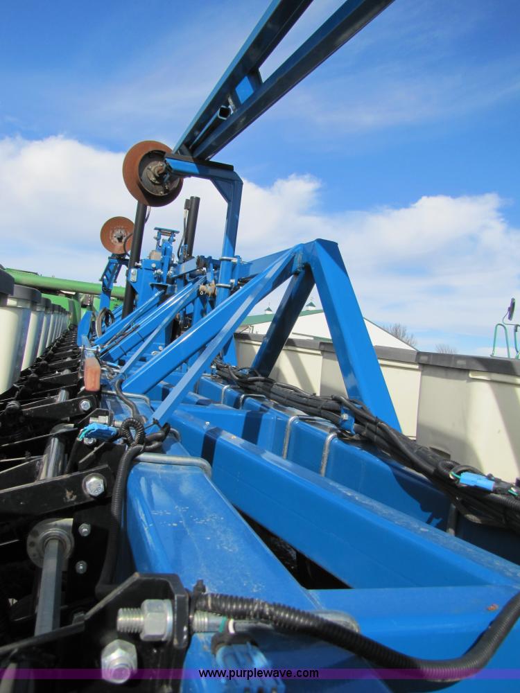 image for item 5194 2006 Kinze 3600 16/31 split row planter