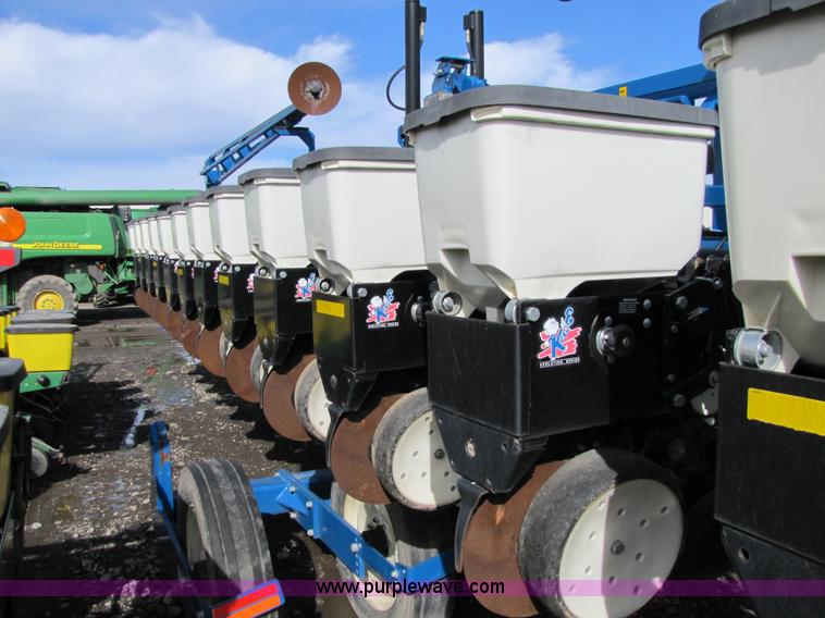 image for item 5194 2006 Kinze 3600 16/31 split row planter