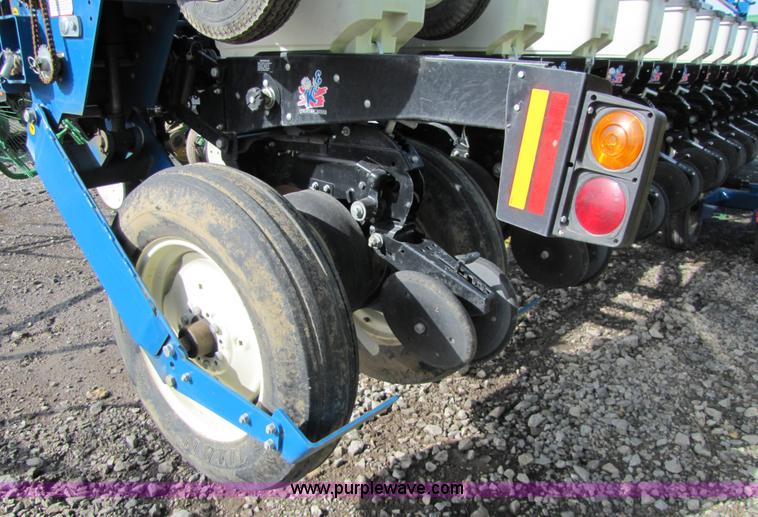 image for item 5194 2006 Kinze 3600 16/31 split row planter