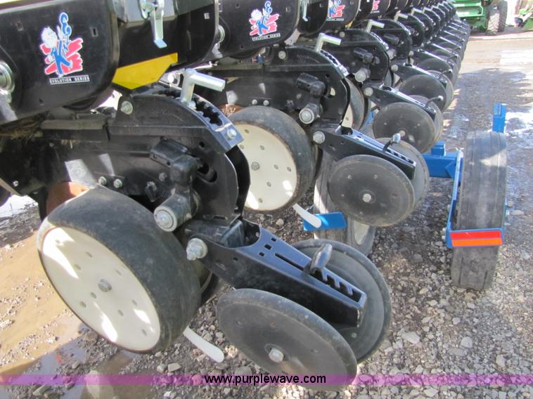 image for item 5194 2006 Kinze 3600 16/31 split row planter