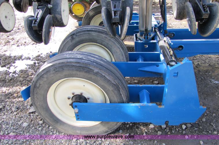 image for item 5194 2006 Kinze 3600 16/31 split row planter