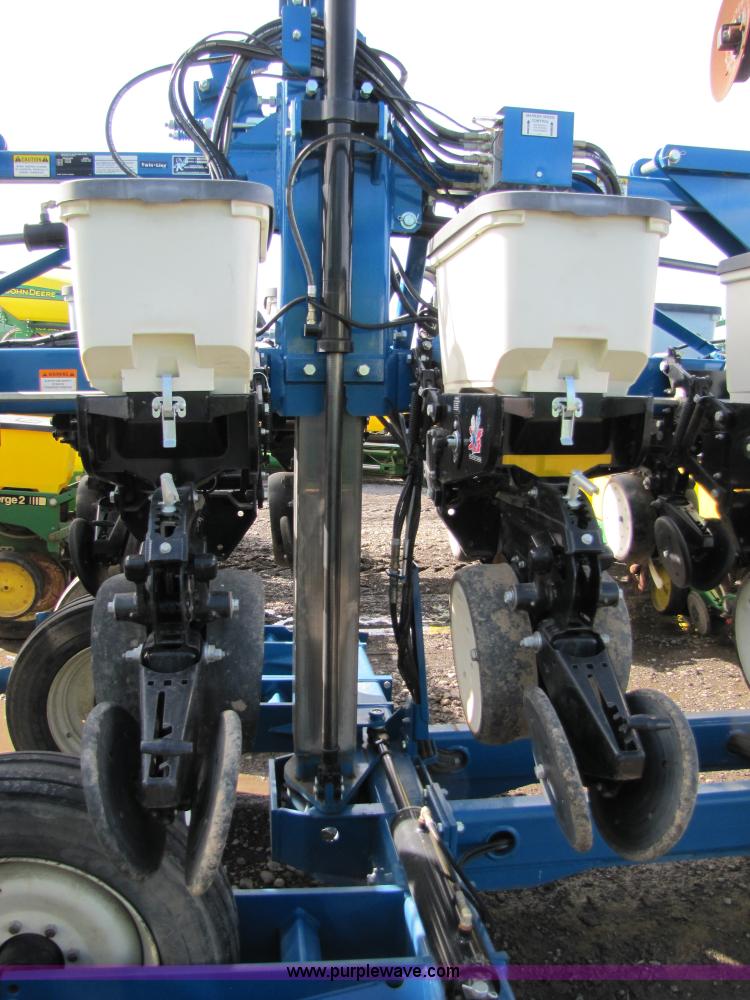 image for item 5194 2006 Kinze 3600 16/31 split row planter