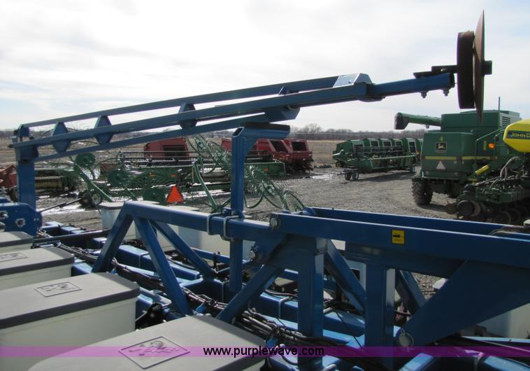 image for item 5194 2006 Kinze 3600 16/31 split row planter