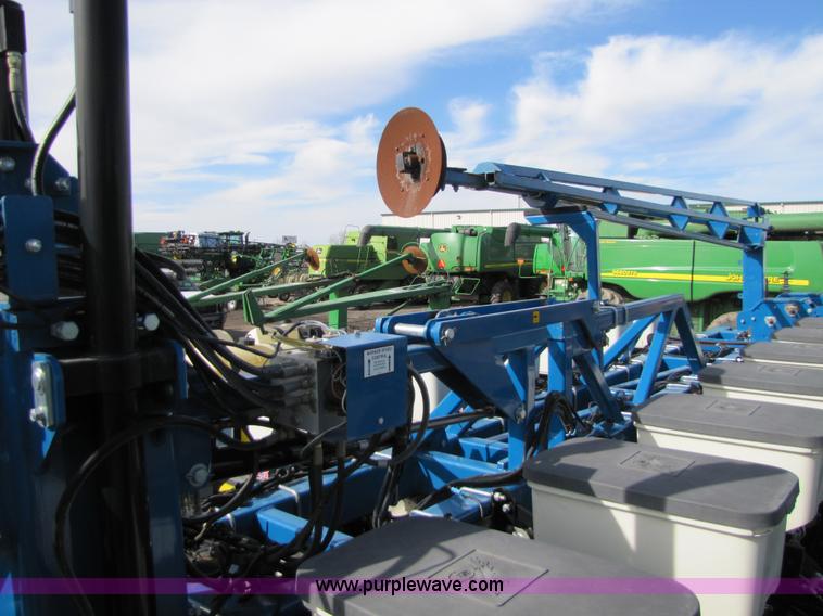 image for item 5194 2006 Kinze 3600 16/31 split row planter