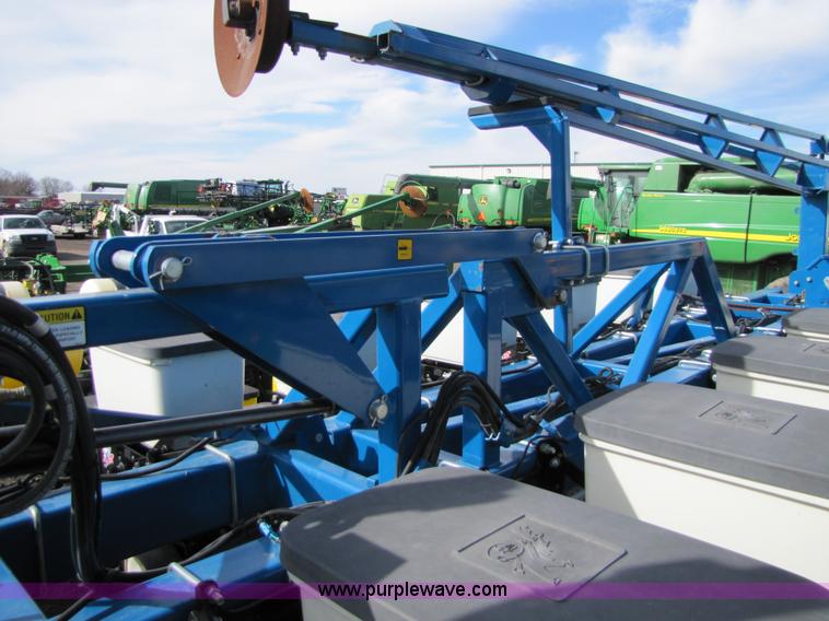 image for item 5194 2006 Kinze 3600 16/31 split row planter