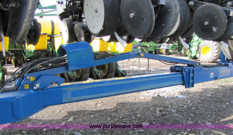 image for item 5194 2006 Kinze 3600 16/31 split row planter