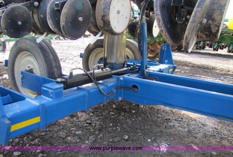 image for item 5194 2006 Kinze 3600 16/31 split row planter