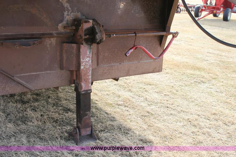 image for item 6876 1988 Gooseneck stock trailer