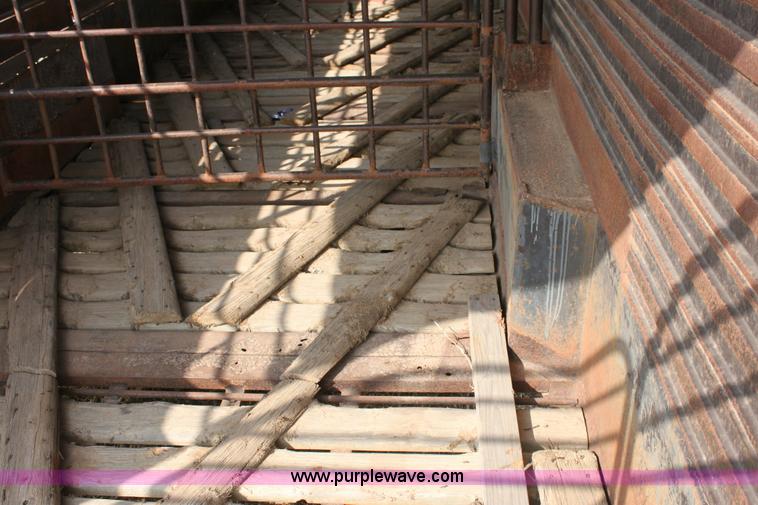 image for item 6876 1988 Gooseneck stock trailer