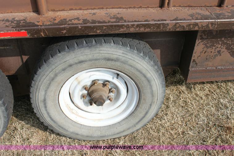 image for item 6876 1988 Gooseneck stock trailer