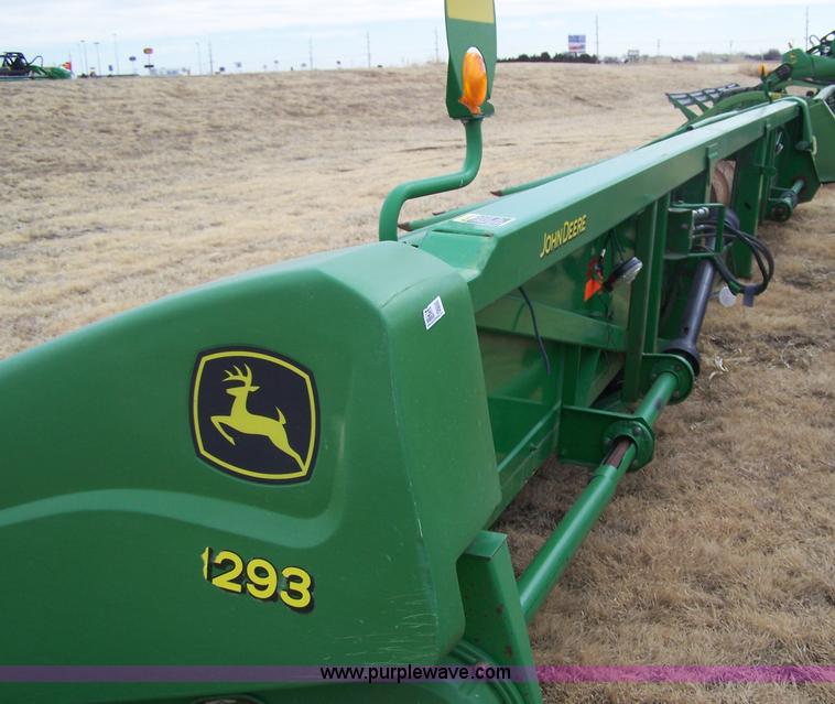 image for item 7290 2004 John Deere 1293 corn head