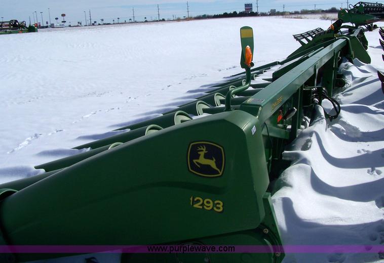 image for item 7290 2004 John Deere 1293 corn head