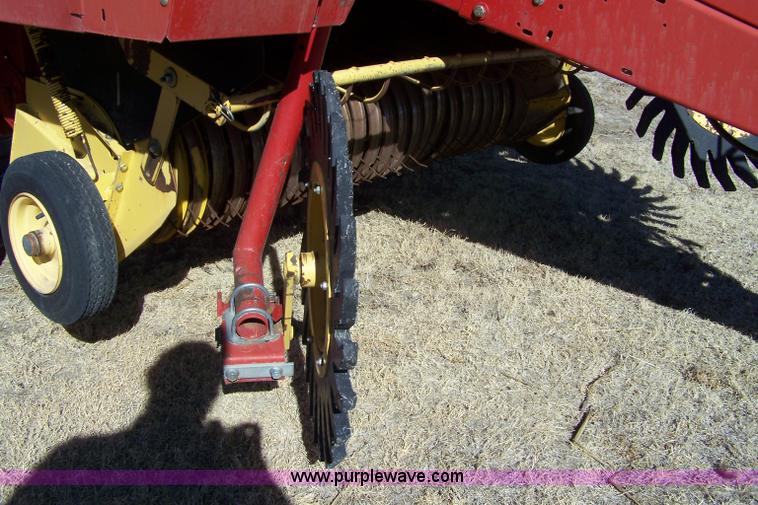 image for item 7457 1998 New Holland 664 round baler