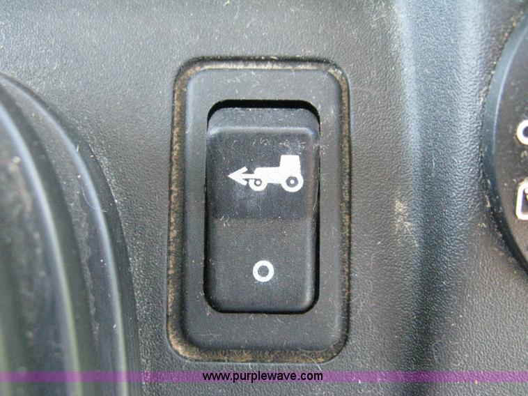 image for item 8212 2005 John Deere 5525 MFWA tractor