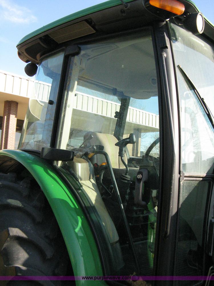 image for item 8212 2005 John Deere 5525 MFWA tractor