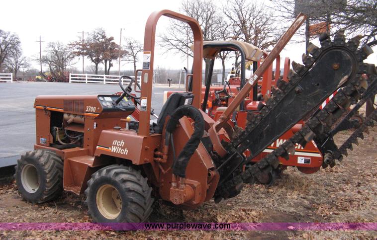 image for item 8228 2000 Ditch Witch 3700DD trencher