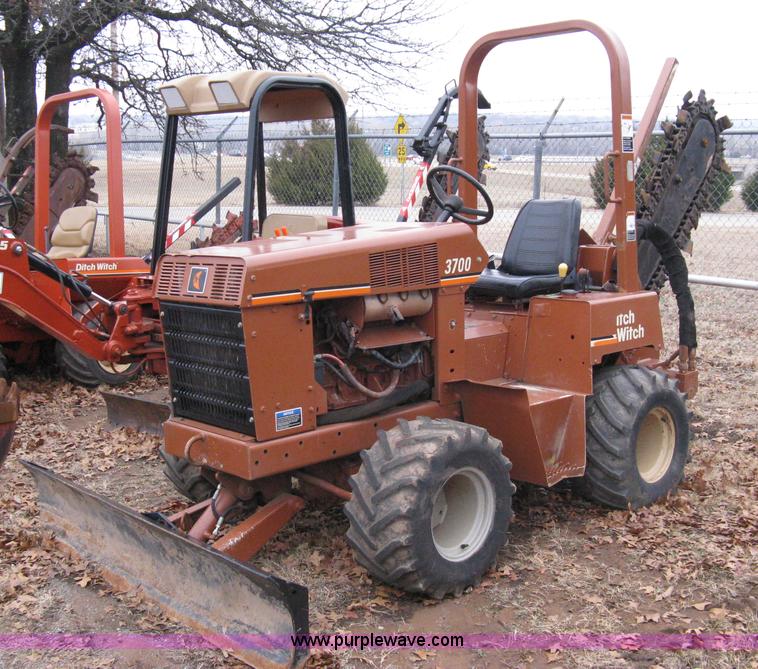 image for item 8228 2000 Ditch Witch 3700DD trencher