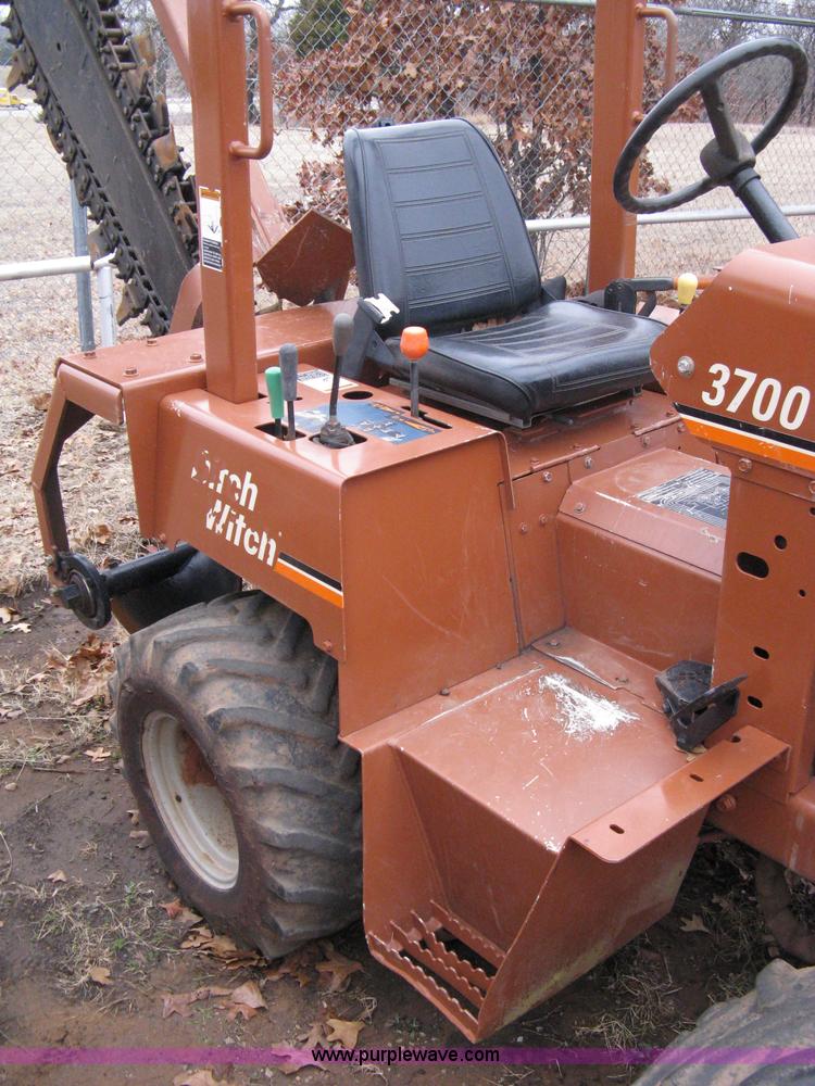image for item 8228 2000 Ditch Witch 3700DD trencher