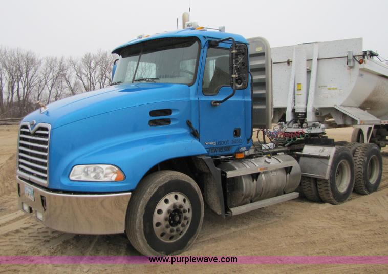 image for item 1337 2004 Mack CX613 semi truck