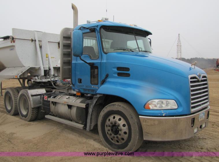 image for item 1337 2004 Mack CX613 semi truck