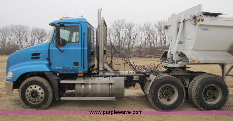 image for item 1337 2004 Mack CX613 semi truck