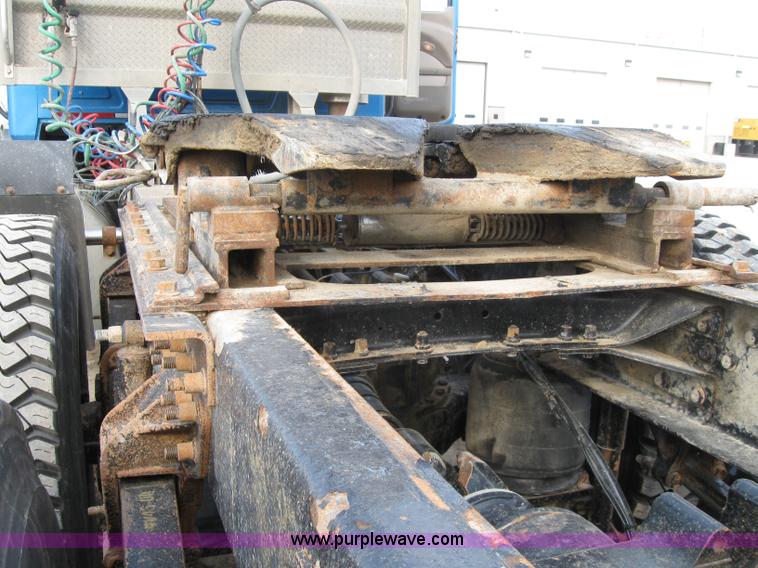 image for item 1337 2004 Mack CX613 semi truck