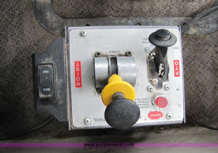 image for item 1337 2004 Mack CX613 semi truck