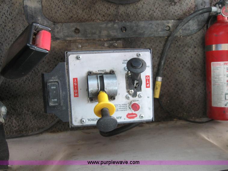 image for item 1337 2004 Mack CX613 semi truck