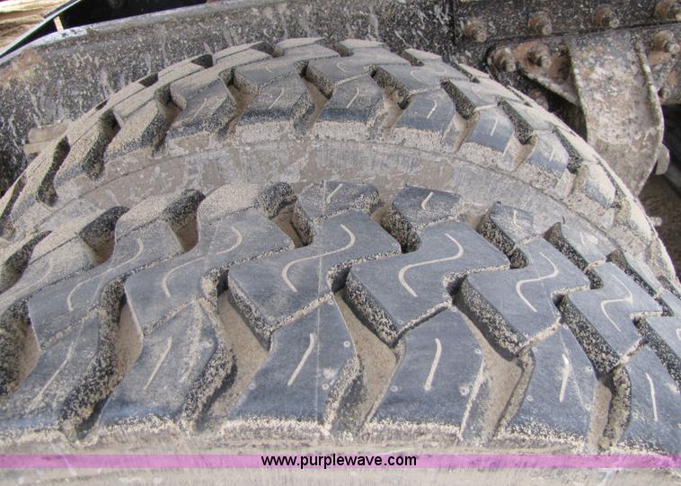 image for item 1337 2004 Mack CX613 semi truck