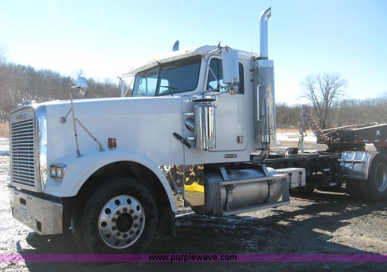 image for item 1583 2000 Freightliner FLD120 semi truck