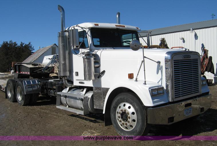 image for item 1583 2000 Freightliner FLD120 semi truck