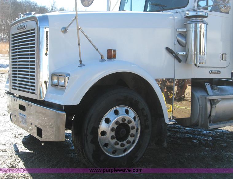 image for item 1583 2000 Freightliner FLD120 semi truck