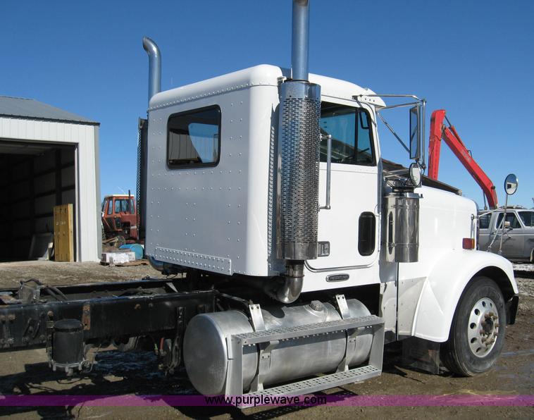 image for item 1583 2000 Freightliner FLD120 semi truck