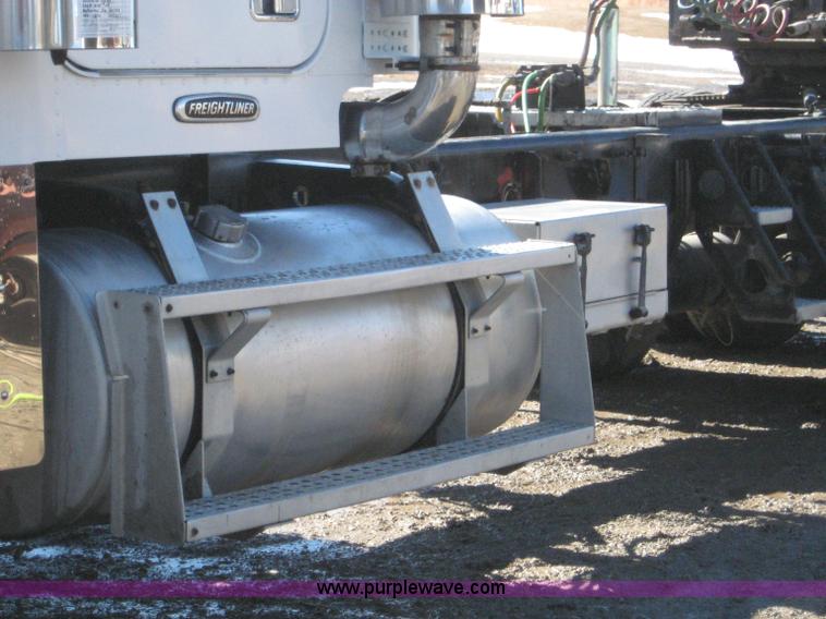 image for item 1583 2000 Freightliner FLD120 semi truck