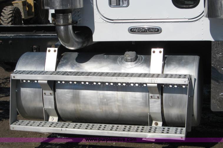 image for item 1583 2000 Freightliner FLD120 semi truck