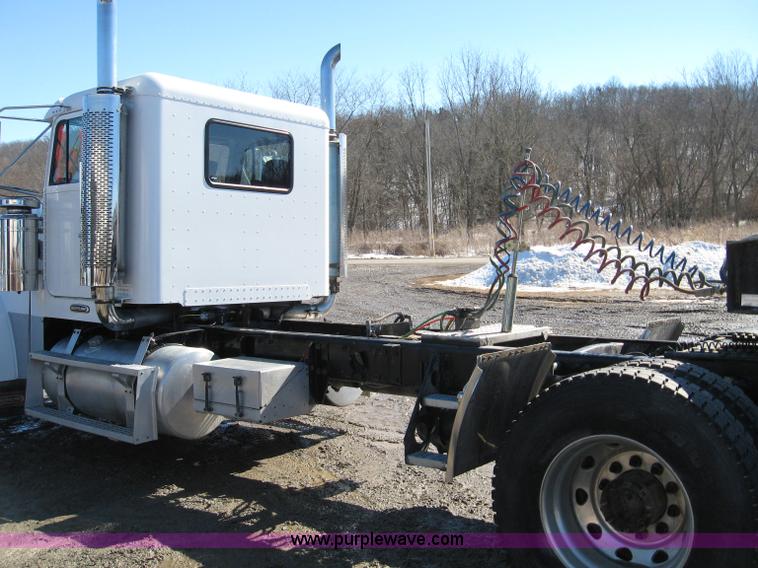 image for item 1583 2000 Freightliner FLD120 semi truck