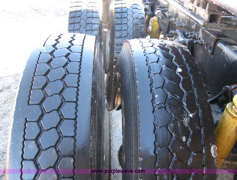 image for item 1583 2000 Freightliner FLD120 semi truck