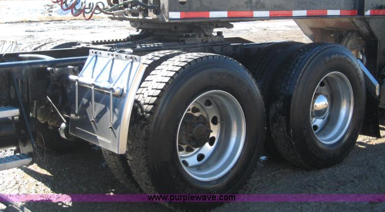 image for item 1583 2000 Freightliner FLD120 semi truck