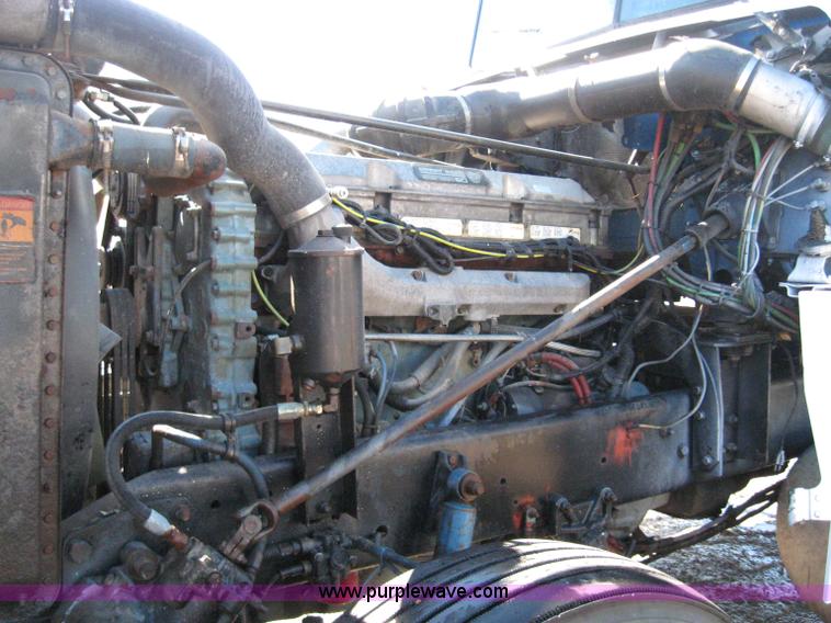 image for item 1583 2000 Freightliner FLD120 semi truck