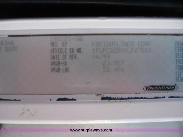 image for item 1583 2000 Freightliner FLD120 semi truck