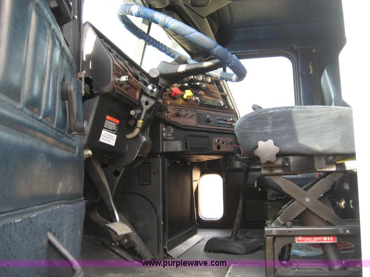 image for item 1583 2000 Freightliner FLD120 semi truck