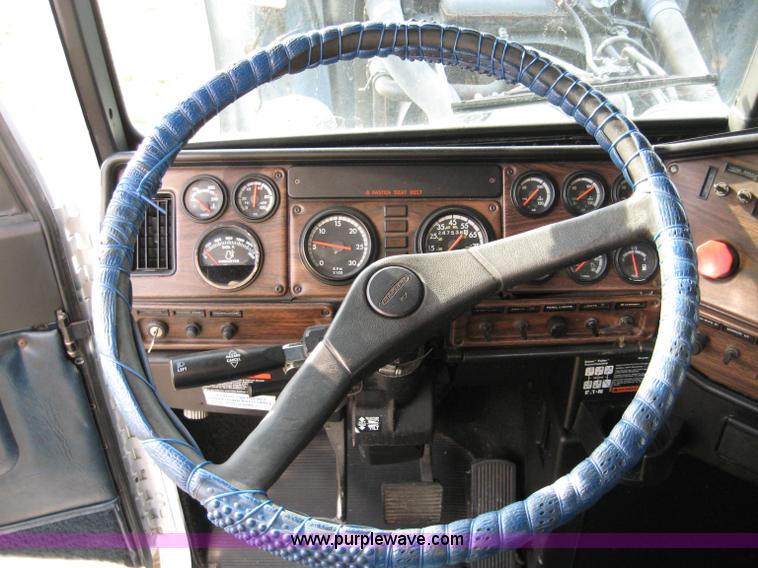 image for item 1583 2000 Freightliner FLD120 semi truck