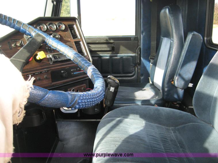 image for item 1583 2000 Freightliner FLD120 semi truck