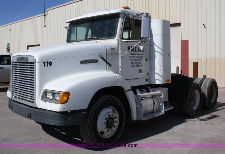 image for item 4880 1991 Freightliner FLD112 semi truck