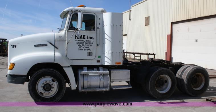 image for item 4880 1991 Freightliner FLD112 semi truck