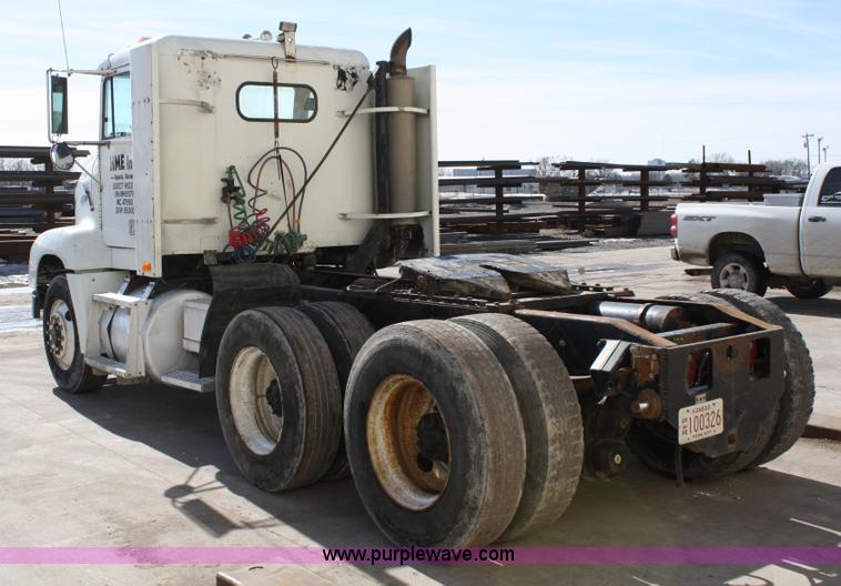 image for item 4880 1991 Freightliner FLD112 semi truck